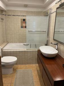 卡瓦拉Peaceful Escape的带浴缸、卫生间和盥洗盆的浴室