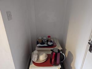 利兹House的厨房的小角落,配有咖啡壶和餐具