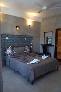 拉斯杜Rasdu View Inn的一间卧室配有一张大床和毛巾