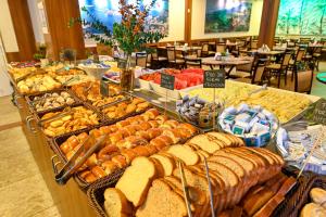 里约热内卢卡萨诺瓦酒店的各种面包和糕点的自助餐