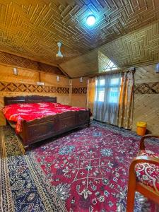斯利那加Pasadona Floating Houseboat的一间卧室配有一张大床和红地毯