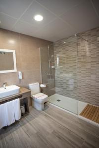 昆卡昆卡LB别墅酒店的浴室配有卫生间、淋浴和盥洗盆。