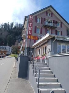 塞利斯贝格Hotel Tell的大楼前有楼梯的酒店