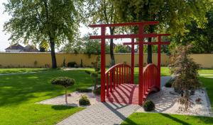 韦切什EPRESPARK Panzió的花园中间的红色门