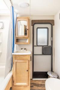 沃思堡The Great Escape的一个带水槽和大篷车卫生间的浴室
