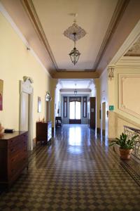 布雷西亚Villa San Giuseppe的空房间,设有大大厅,配有桌子和梳妆台