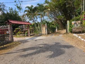 Las LajasCasa en Las Uvas de San Carlos para Alquiler的一条有门的空路