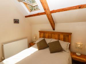 纳伯斯1 Mill Farm Cottages的一间卧室配有带2个枕头的床