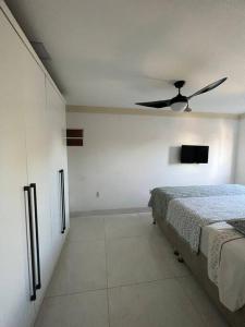 塞拉Ap202 Vista Praia de Bicanga的一间卧室配有一张床和吊扇