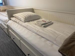 乌拉勒德Vid Gekås Ullared Boende B&B的一张带白色床单和毛巾的床