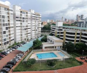 巴兰基亚Apartamento norte Barranquilla 2 habitaciones的享有带游泳池的大楼的顶部景致