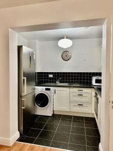 沃特福德Saint Saviour's Apt Waterford的厨房配有洗衣机和烘干机