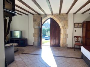 桑提亚纳德玛Posada Spa San Marcos的通往带门和电视的房间的入口