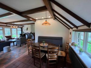 Den HamUnieke Twentse boerderij - 4 bedrooms & huge private garden的一间带桌椅的用餐室