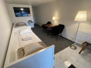 乌拉勒德Vid Gekås Ullared Boende B&B的客房设有一张床、一张桌子和一张桌子。