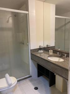 圣保罗Flat próximo Congonhas的浴室配有卫生间、盥洗盆和淋浴。