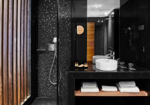 莱昂Hotel MyPalace León的黑色浴室设有水槽和淋浴