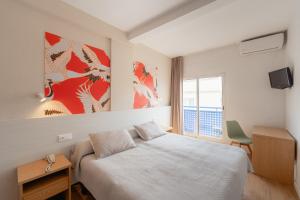 贝尼多姆国际酒店的卧室配有白色的床和窗户。