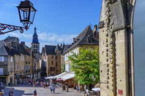 萨尔拉拉卡内达Pause Dordogne Ambiance Cozy à Sarlat的布鲁日老城的一条街道