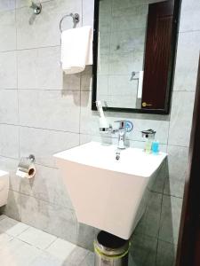 利雅德فندق دره الراشد للشقق المخدومه的浴室设有白色水槽和镜子