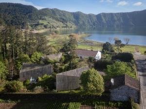 七城七城湖山林小屋的享有湖泊和山脉农场的空中景致