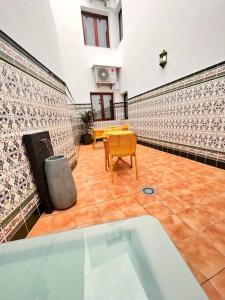 比拉夫洛尔Amplitud y elegancia en Vilaflor的带浴缸的客房内配有桌椅