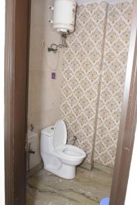 新德里Hotel Royal Inn的一间带卫生间和水槽的浴室