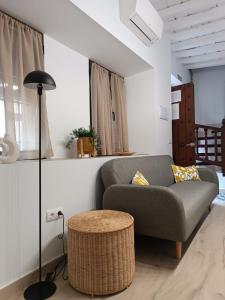 OrgazCASA VENERA的客厅配有沙发和桌子
