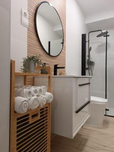OrgazCASA VENERA的浴室设有镜子和带毛巾的架子