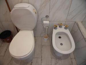 特尔马斯德里奥翁多GOa Hospedajes的浴室内配有白色卫生间和坐浴盆。