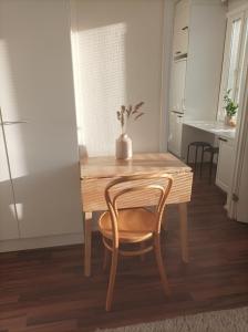 黑诺拉Viihtyisä ja valoisa yksiö keskustan läheisyydessä的餐桌、椅子和厨房