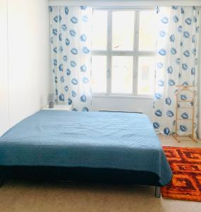 拉彭兰塔Villa Win的一间卧室设有蓝色的床和窗户。