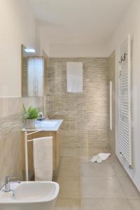 奥斯塔Le Lion Apartments - Lys Family Apartment的浴室配有盥洗盆、卫生间和浴缸。
