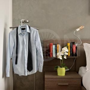 奥斯塔Le Lion Apartments - Lys Family Apartment的卧室内衣架上衬衫和领带