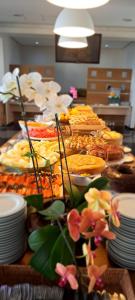 弗洛里亚诺波利斯坎比莱拉酒店的自助餐,餐桌上有许多不同类型的食物