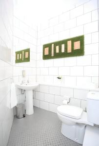 卢顿New Modern Room With En Suite Park Street Room 2的白色的浴室设有卫生间和水槽。