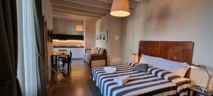 伦诺巴尔毕尼诺住宿加早餐旅馆的一间卧室配有带条纹毯子的床