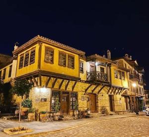 阿尔奈阿Aristotelous Alexandrou Historic Inn的街上的黄色大建筑