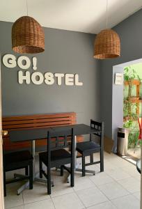 科尔多瓦启程旅馆的餐厅设有黑色桌子、椅子和标志