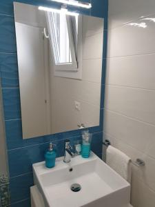 卡斯特里尼亚诺德尔卡波Le Stanze del Salento的浴室设有白色水槽和镜子