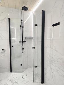 萨洛Upea asunto Salon sydämessä, Ilmainen pysäköinti, lähellä kaikkea的浴室里设有玻璃门淋浴