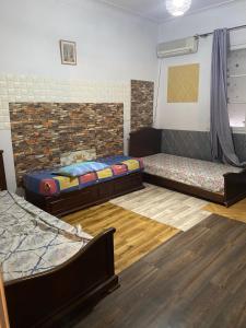 Ben ʼAknoûnRue Mohamed khoudi El Biar的一间客房内配有两张床的房间