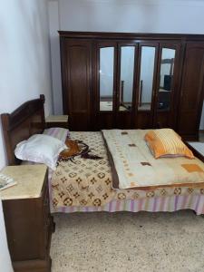 Ben ʼAknoûnRue Mohamed khoudi El Biar的一间卧室设有两张床和窗户。