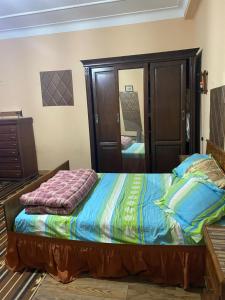 Ben ʼAknoûnRue Mohamed khoudi El Biar的一间卧室配有一张床和一面大镜子