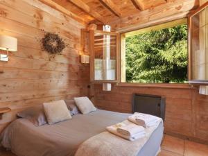 Le Bosc莱斯迈力酒店的小木屋内一间卧室,配有一张床