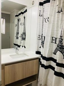 圣地亚哥Departamento Barrio Italia的浴室设有水槽和带艾菲尔铁塔的浴帘