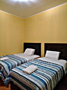 帕拉卡斯La Ruta的两张睡床彼此相邻,位于一个房间里