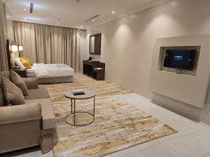 吉达سحابة الأحلام - Dream Cloud Hotel的客厅配有沙发和墙上的电视