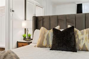 温哥华Elegant & Luxury 2 Bed Suite Close to Convention Centre的一间卧室配有一张带枕头的大床