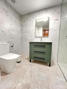 比拉夫洛尔Extenso y relajante apartamento的一间带绿色水槽和卫生间的浴室